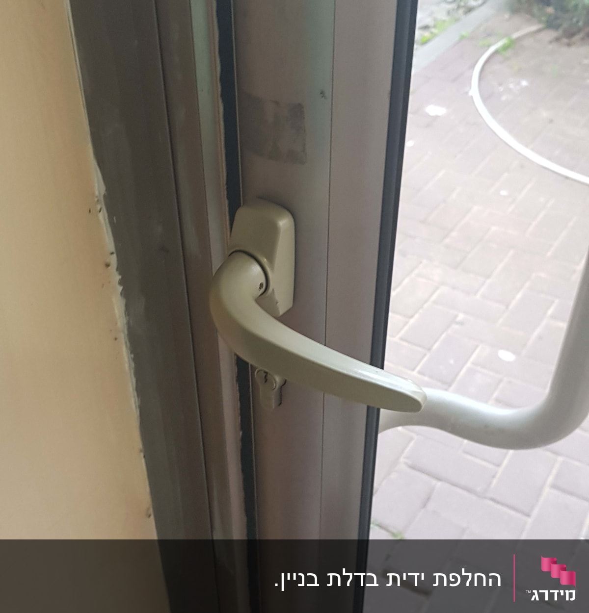 ידית דלת עם מנעול ומפתח